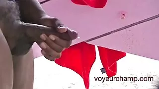 O homem permitiu que o negro fodesse sua esposa em meias na ver vídeo pornô em desenho frente dele