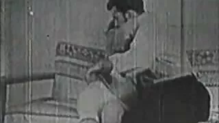 A jovem mostrou ao homem um pono de desenho cavalo fodido
