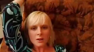 A jovem loira fez concessões à picape e começou a filme de desenho pornô acasalar com ele