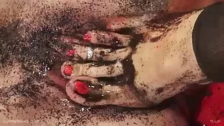 Skinn ragazza menina com sucesso acaricia sua pono desenho buceta na rua e em casa