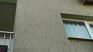 A menina ruiva videos de sexo com desenhos senta-se de joelhos na frente do cara e chupa o pau
