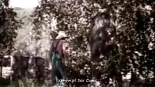 Ela se acomodou no chão em frente desenho de pornor a theeb