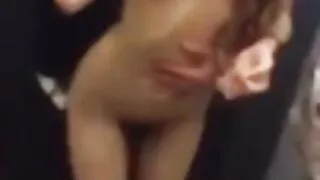 A videos de sexo de desenho filha magricela deixa o pai arrastá-la para o sexo depravado