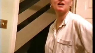 Enquanto fodia o capuz da jovem, ele empurrou os dedos no ânus filmes animados porno da menina