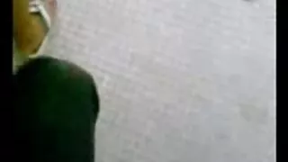 Jovem morena com uma garganta lasciva vídeo pornô desenho engole um pénis forte