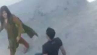 O padrasto apertou a filha depois pornodesenhos animados de uma sessão de fotos íntima