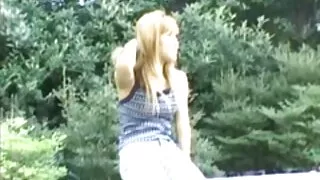 A mulher asiática dá ao cara um video desenho fazendo sexo boquete completo e entusiasticamente encontra sua semente