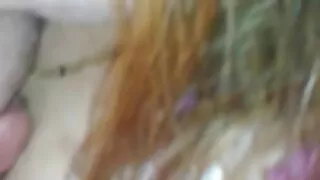 A jovem está animada ouvindo música filme pornô com desenho e dança e quer se masturbar