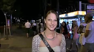 Exterior enfiou grandes galos na boca de uma mulher video de pono de desenho negra de lingerie