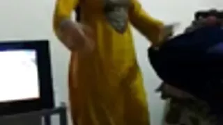 Ruiva alegre menina pono desenho tem câncer na frente de um Torto dooker
