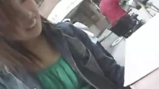 Buomom affari mulher vídeo de pornô de desenho de negócios tira a roupa interior e se masturba