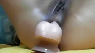 Duas jovens namoradas revezam-se a saltar sobre a pila de um amante vídeos pornô de desenho animado sensual