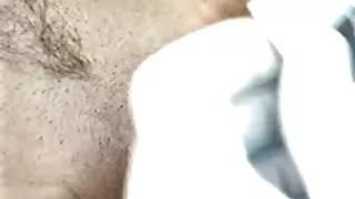 Ágil BB seduto sentado assistir filme pornô de desenho cuzão no falo