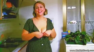 O pênis desejado do macho agradou a Milf filme pornô em desenho em meias e sua amiga