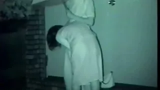 Ele amarrou as mãos de um ver filme pornô em desenho escravo de pele branca e gosta de seu pau em todos os sentidos