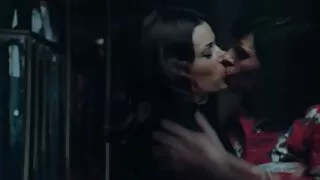 Mulher mais velha em lingerie devassa gosta filme de pornô em desenho de foder pelo marido