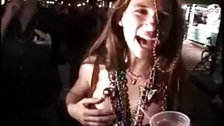 Senhora madura faz video sexo em desenho uma jovem Massagem emocionante