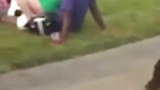 Sedutor asiático em meias chupa o pornor em dezenho pau através do buraco na parede