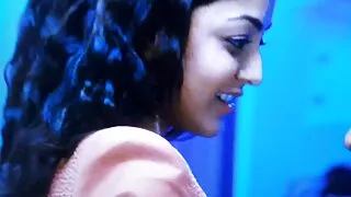 Um homem careca puxou um grande galo sexo gratis desenho animado no Capuz de uma mulher negra com mamilos grandes