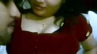 A menina usa xvideos em desenho animado um vibrador enquanto faz sexo com seu amado