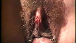 Linda morena dá um boquete através de um buraco na mesa filme pornô animado