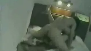 A massagista lida com o pono de desenho pau de um homem e se masturba com força