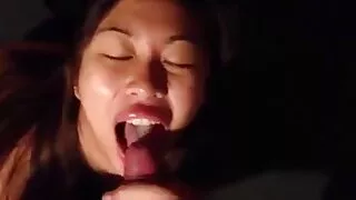 Jovem morena vídeo de pornô desenho deitou-se no sofá e recebe uma massagem com um galo