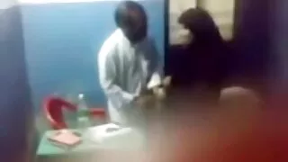 A jovem loira sucumbiu à pressão de um maníaco vídeo pornô de desenho grátis e chupou-o