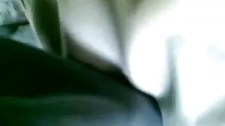 Um tipo à beira da piscina fodido por uma rapariga gorda de ébano com uma enorme video de sexo de desenho ordenha