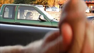 Ele amarrou as mãos na cadela e começou a foder um pau grande em uma pono de desenho bela bunda