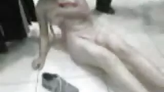 Três gueixas sentaram-se no rosto e vídeo porno desenho no pénis dos hóspedes excitados