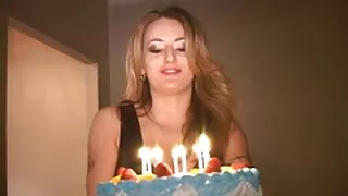 Senhora de meia-calça dada em todas as video de sexo animado fendas para o áspero Mestre