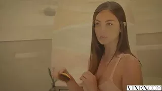 O irmão aproveitou a bucetinha peluda de uma morena com tranças quero filme de pornô de desenho