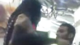 bb prenda toma um fato filmes de animação porno de banho e acaricia-lhe as mamas com as mãos